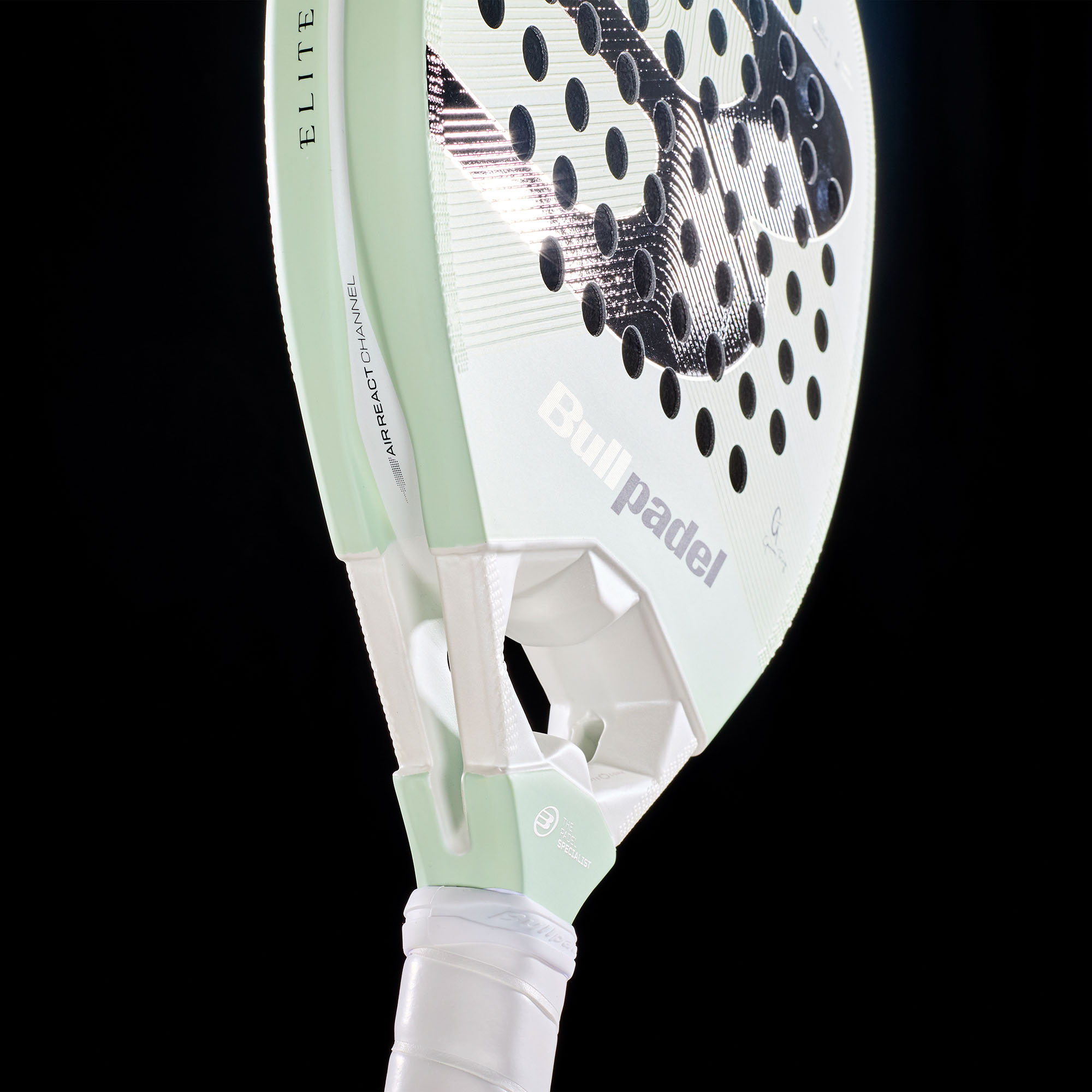 Bullpadel Elite 02 27 Padelschläger in Hellgrün mit schwarzem Logo und weißem Griff