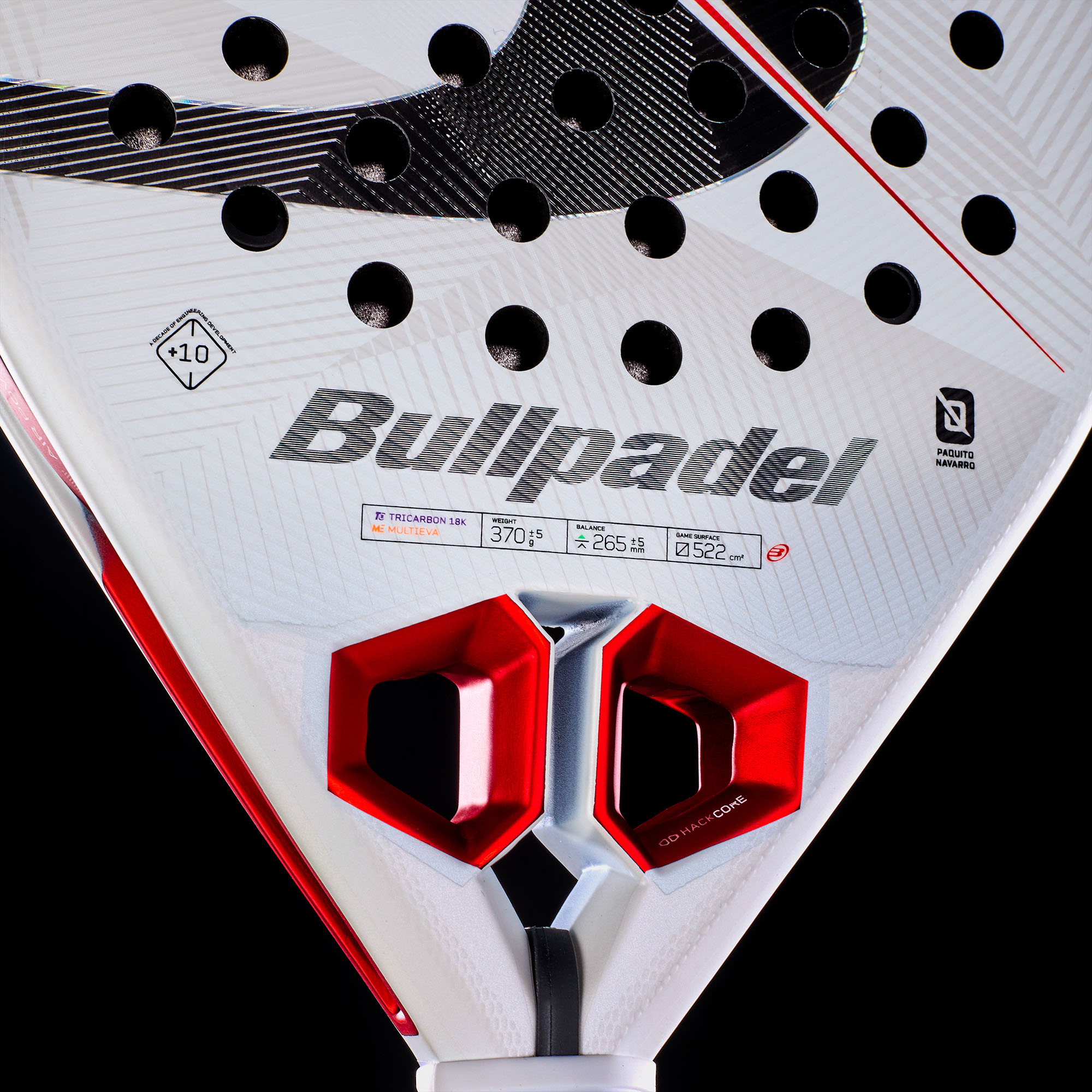 Bullpadel Hack 05 27 Padelschläger in Weiß mit schwarzem Logo und roten Details