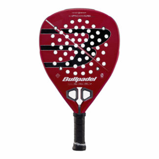 Bullpadel Hack 05 Comfort 27 Padelschläger in Rot mit schwarzem Logo und schwarzem Griff