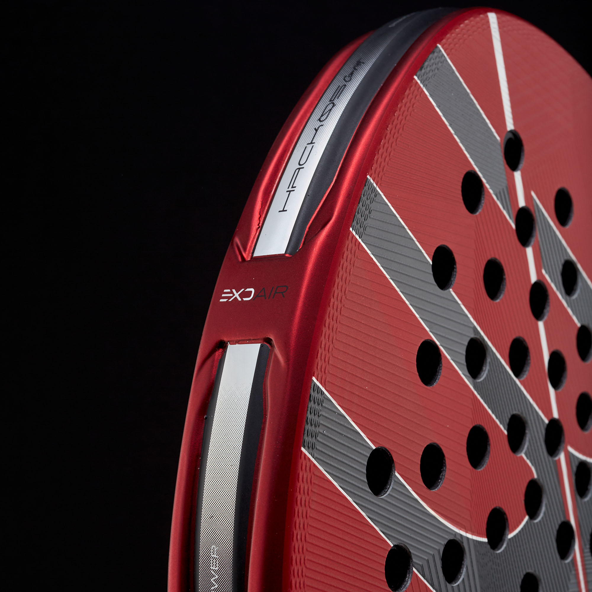 Bullpadel Hack 05 Comfort 27 Padelschläger in Rot mit schwarzem Logo und schwarzem Griff