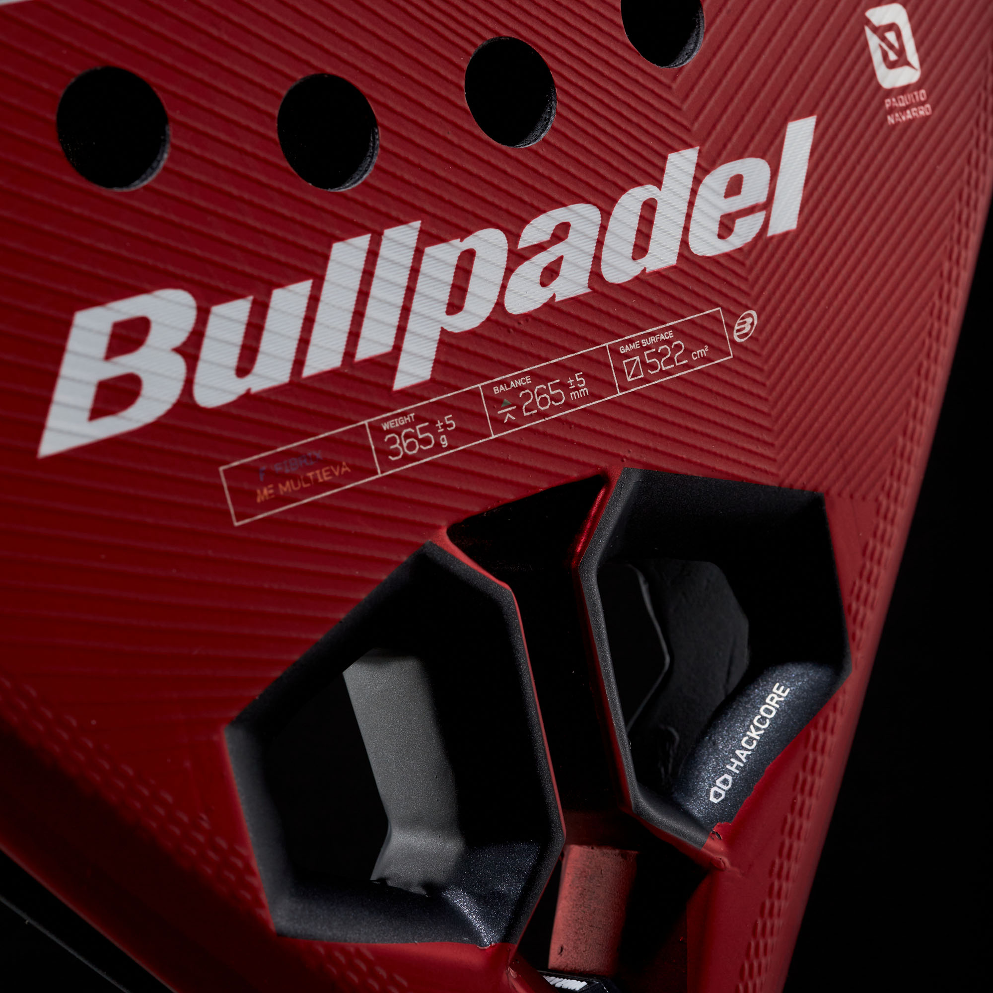 Bullpadel Hack 05 Comfort 27 Padelschläger in Rot mit schwarzem Logo und schwarzem Griff