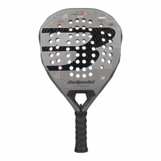 Bullpadel Neuron 02 Edge Comfort 27 Padelschläger in Grau mit schwarzem Logo und roten Details