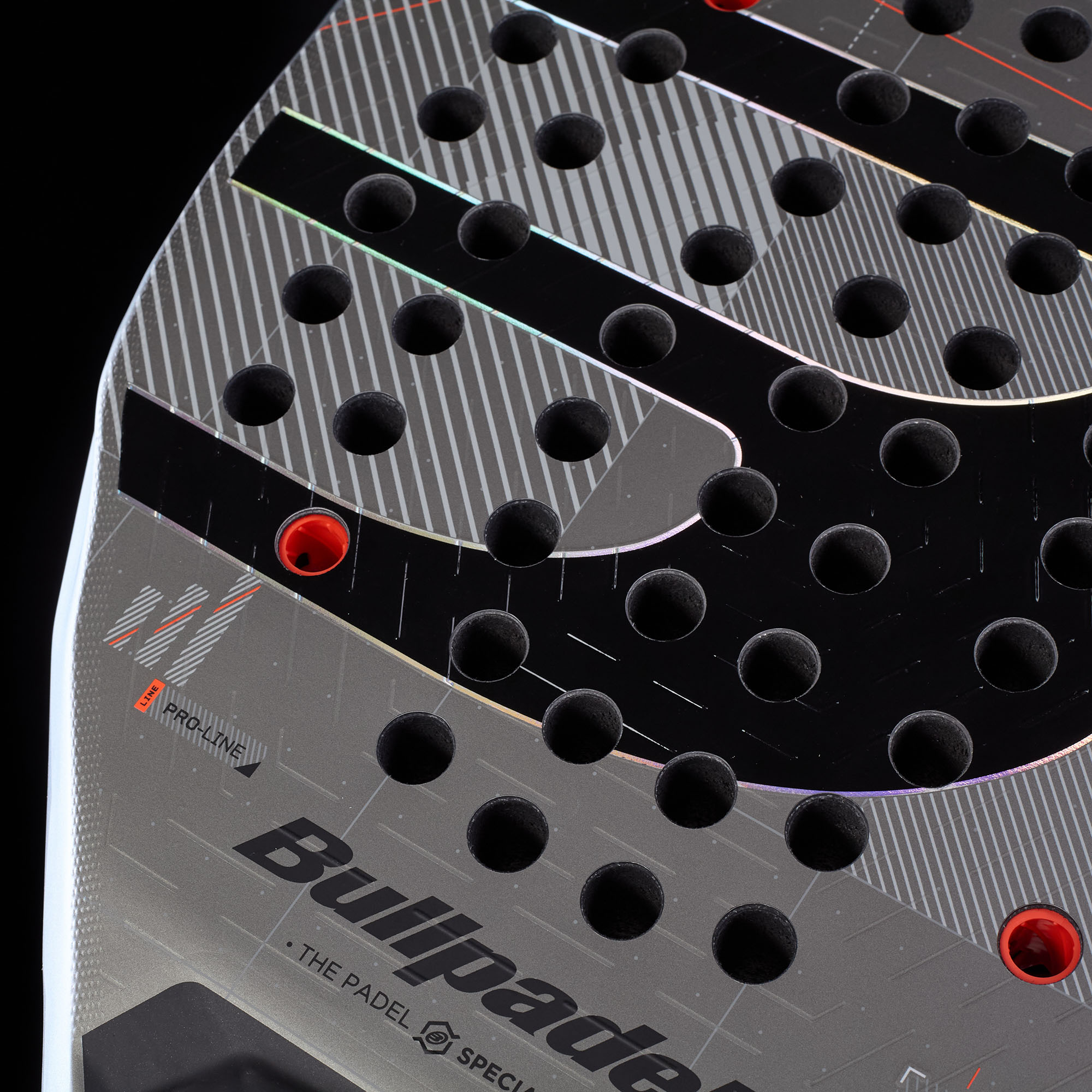Bullpadel Neuron 02 Edge Comfort 27 Padelschläger in Grau mit schwarzem Logo und roten Details