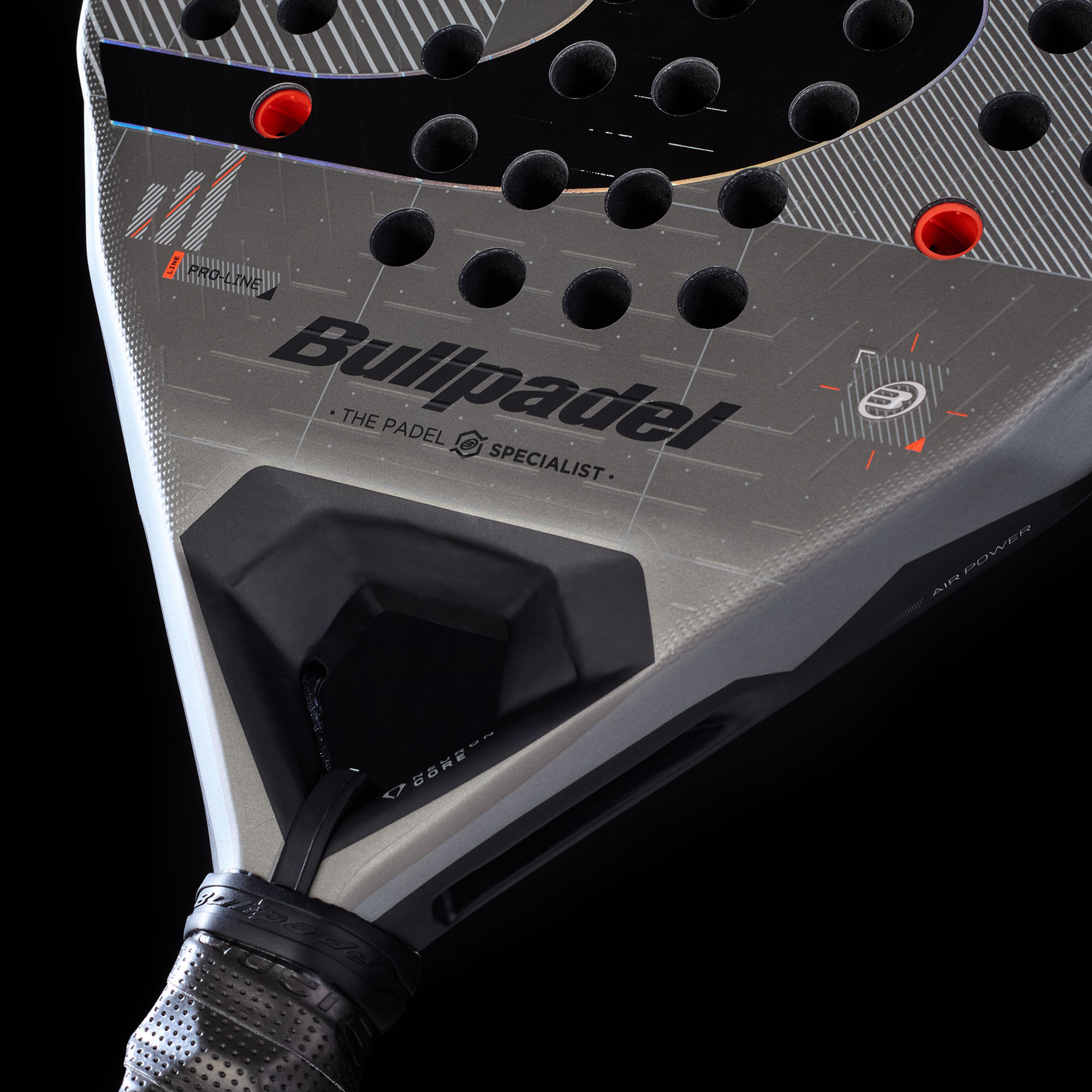Bullpadel Neuron 02 Edge Comfort 27 Padelschläger in Grau mit schwarzem Logo und roten Details