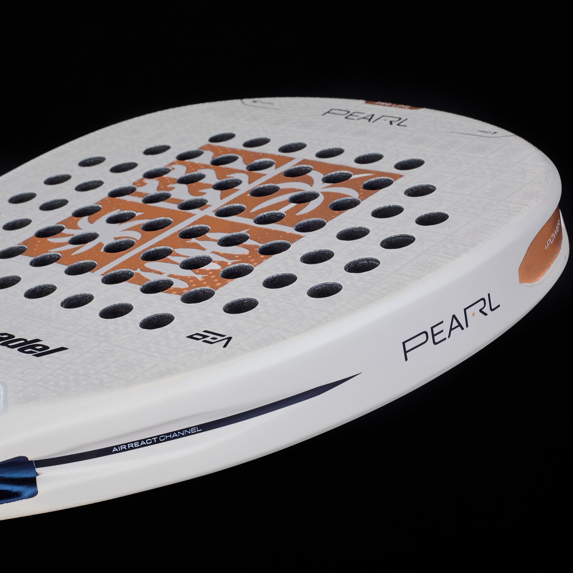 Bullpadel Pearl 27 Padelschläger in Weiß mit kupferfarbenem Logo und dunkelblauen Details