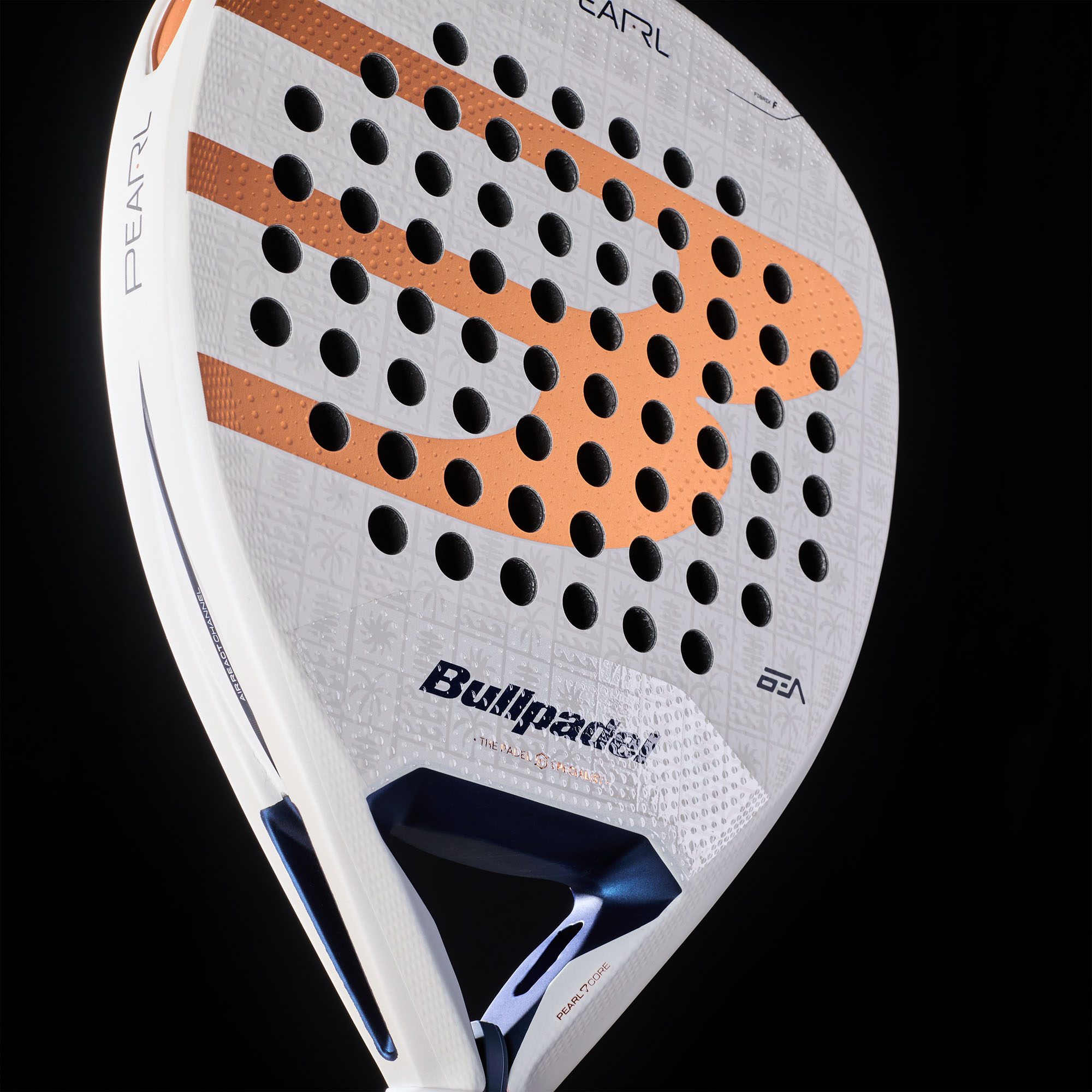Bullpadel Pearl 27 Padelschläger in Weiß mit kupferfarbenem Logo und dunkelblauen Details