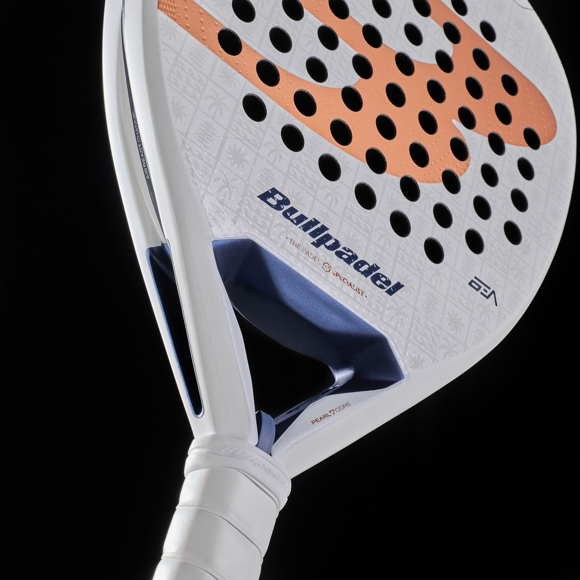 Bullpadel Pearl 27 Padelschläger in Weiß mit kupferfarbenem Logo und dunkelblauen Details