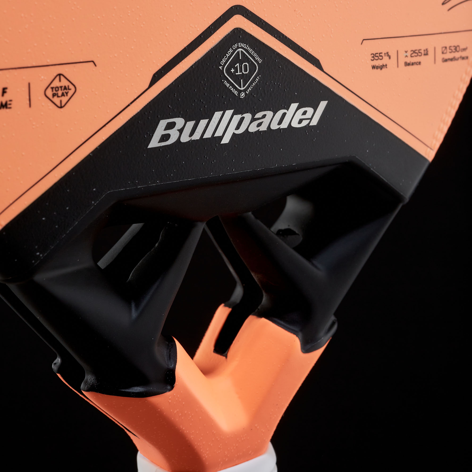 Bullpadel Vertex 05 W 27 Padelschläger in Apricot mit schwarzem Logo und weißem Griff