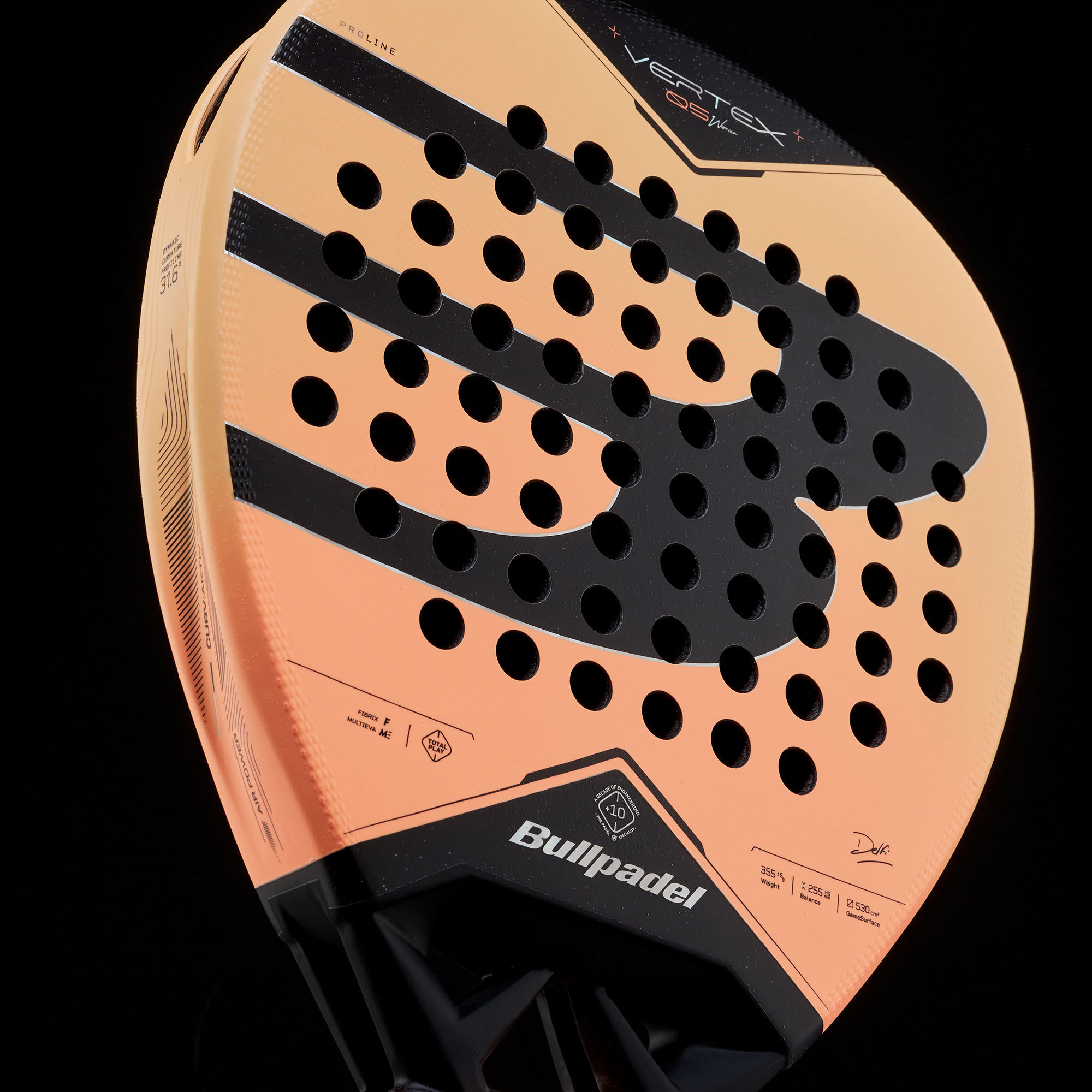 Bullpadel Vertex 05 W 27 Padelschläger in Apricot mit schwarzem Logo und weißem Griff