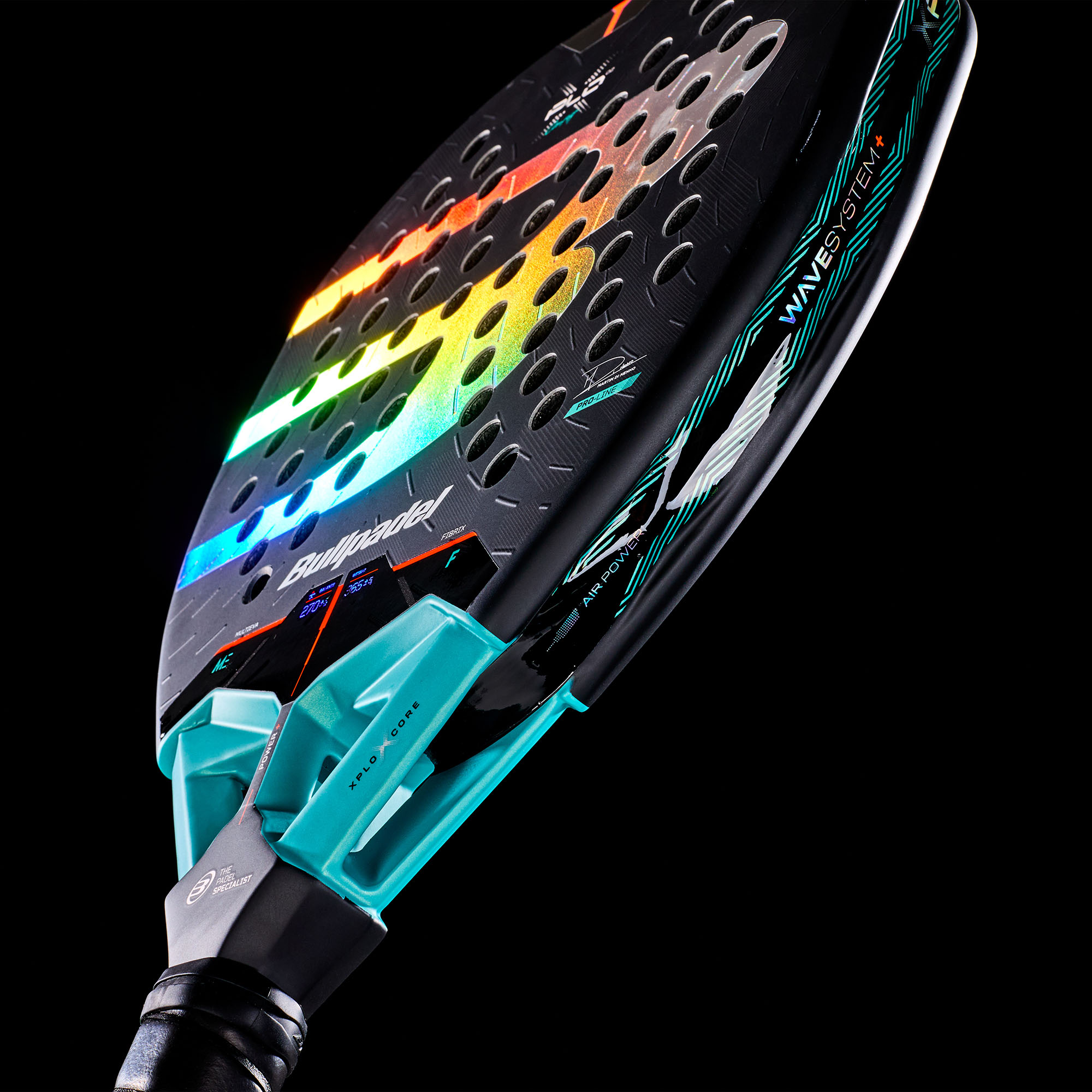Bullpadel XPLO 02 Comfort 27 Padelschläger in Schwarz mit schimmerndem Logo und türkisfarbenen Details